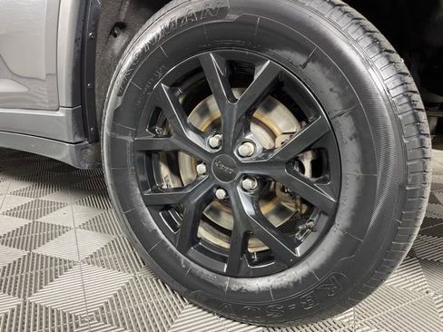 Used 2024 Jeep Grand Cherokee L Laredo image 13