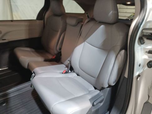 Used 2022 Toyota Sienna XLE image 24