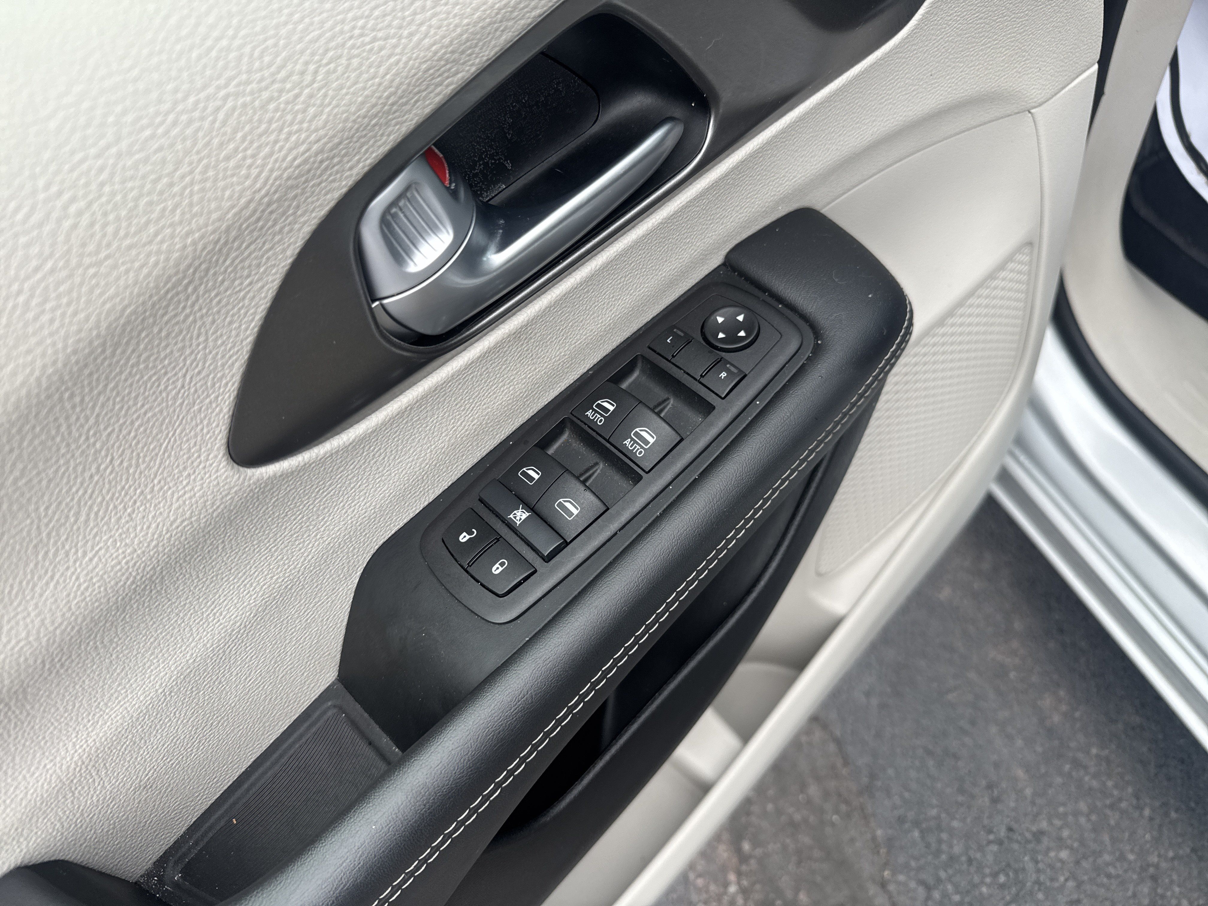 Used 2024 Chrysler Pacifica Limited FWD image 17