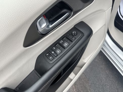 Used 2024 Chrysler Pacifica Limited FWD image 17