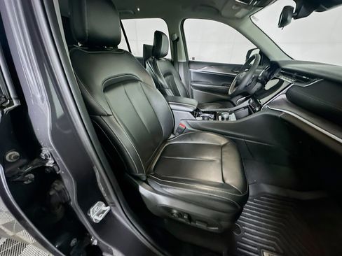 Used 2023 Jeep Grand Cherokee Limited w/ Luxury Tech Group II image 31