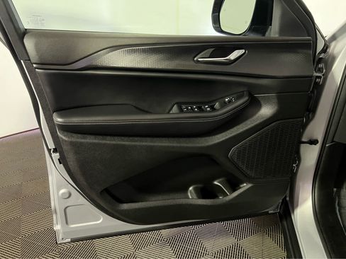 Used 2025 Jeep Grand Cherokee Altitude AWD/4WD image 24
