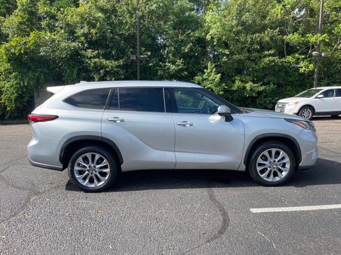 Used 2023 Toyota Highlander Limited FWD image 21