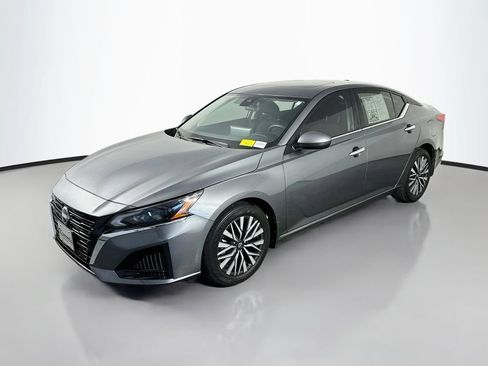 Used 2024 Nissan Altima 2.5 SV w/ SV Premium Package FWD image 3