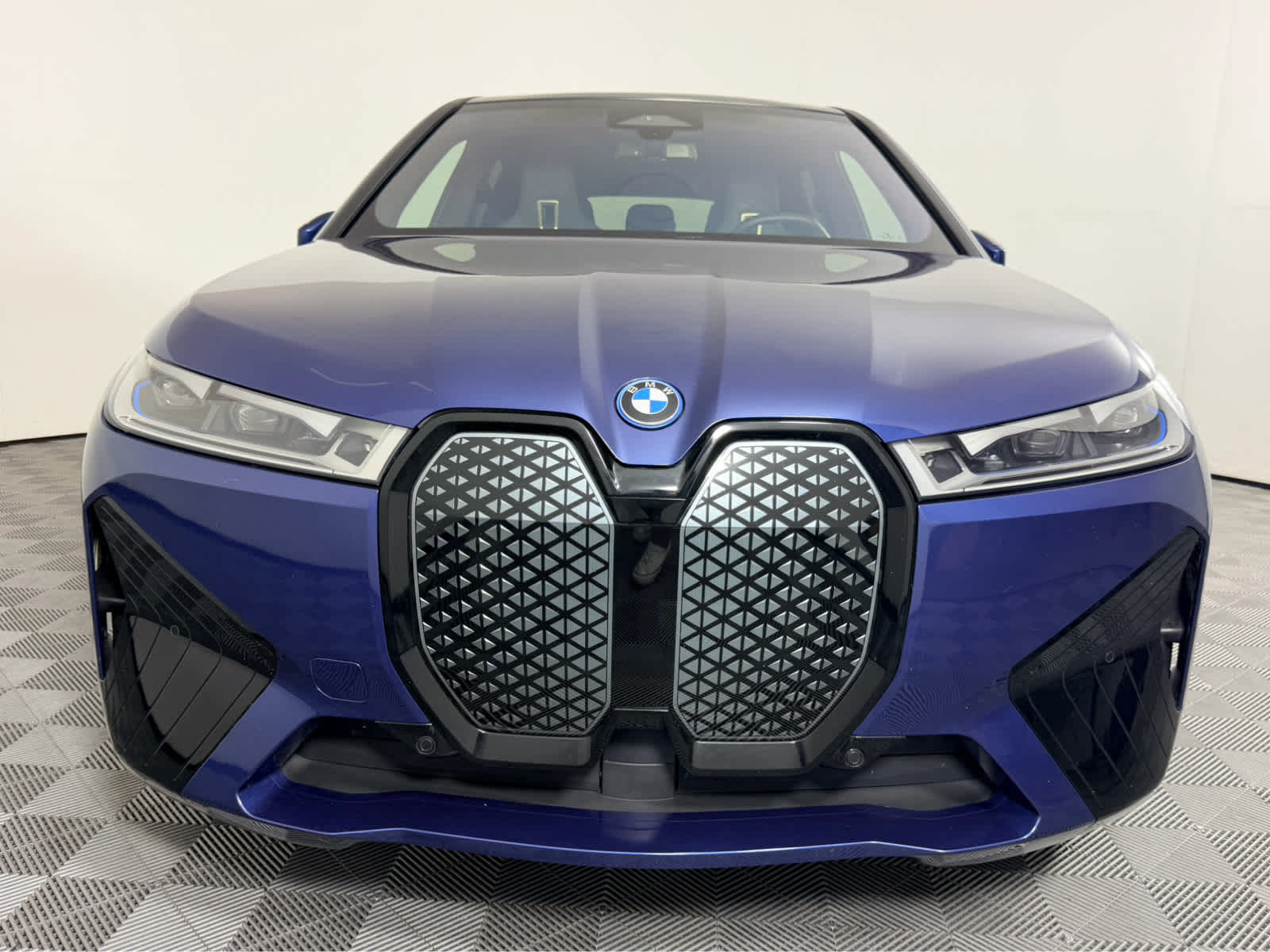 Used 2024 BMW iX xDrive50 w/ Sport Package AWD/4WD image 8