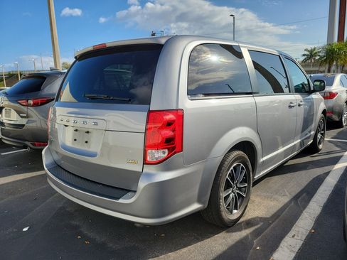 Used 2018 Dodge Grand Caravan SXT w/ Driver Convenience Group image 3