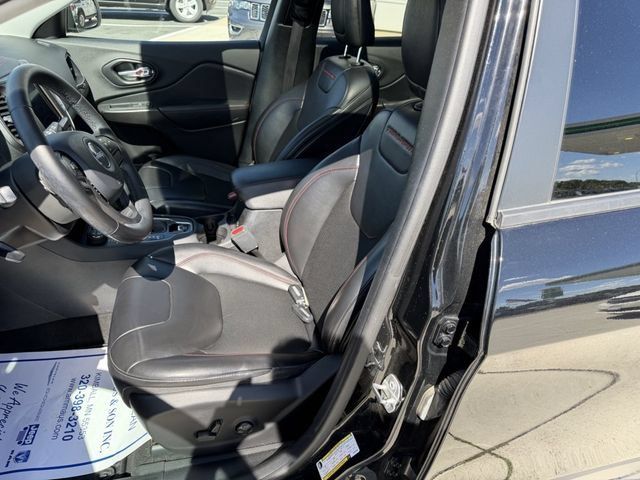 Used 2020 Jeep Cherokee Trailhawk w/ Comfort/Convenience Group AWD/4WD image 11