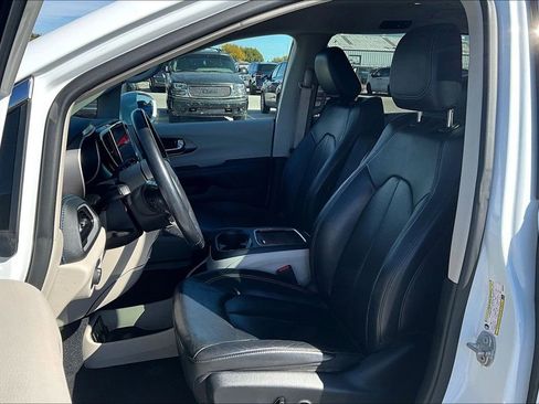 Used 2021 Chrysler Pacifica Touring-L image 35