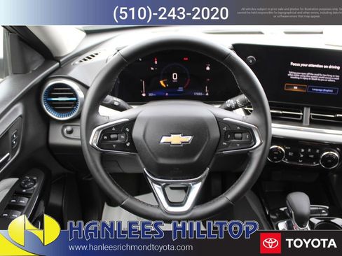 Used 2025 Chevrolet Trax LT w/ LT Convenience Package image 16
