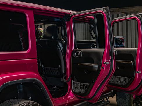 Used 2024 Jeep Wrangler Unlimited Sahara w/ Technology Group AWD/4WD image 29