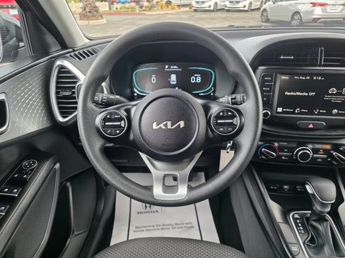 Used 2025 Kia Soul LX w/ LX Technology Package FWD image 22