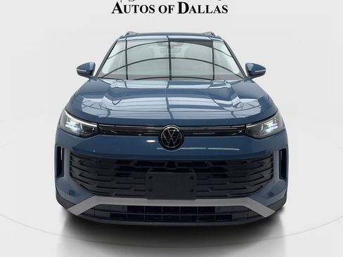 Used 2025 Volkswagen Tiguan SE w/ Panoramic Sunroof Package FWD image 3