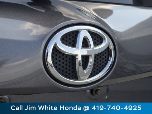 Used 2018 Toyota RAV4 LE FWD image 13
