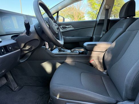 Used 2025 Kia Sportage LX FWD image 27