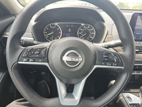 Used 2025 Nissan Altima 2.5 SV FWD image 29