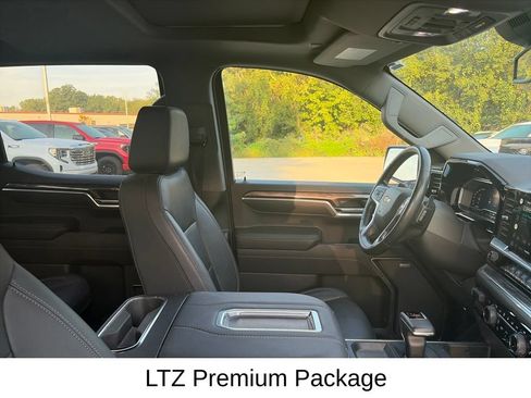 Used 2022 Chevrolet Silverado 1500 LTZ w/ LTZ Premium Package AWD/4WD image 15