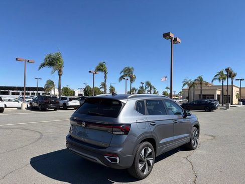 Used 2025 Volkswagen Taos SE AWD/4WD image 4