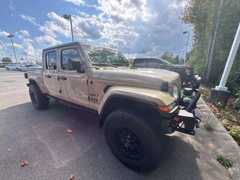 Used 2022 Jeep Gladiator Overland w/ Trailer Tow Package AWD/4WD image 8