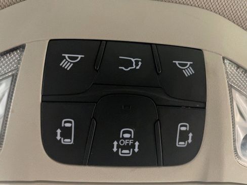 Used 2022 Chrysler Voyager LX image 15