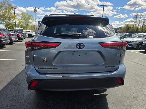 Used 2022 Toyota Highlander XLE AWD/4WD image 6