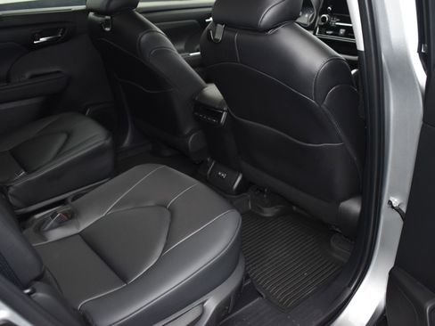 Used 2024 Toyota Highlander XLE image 10