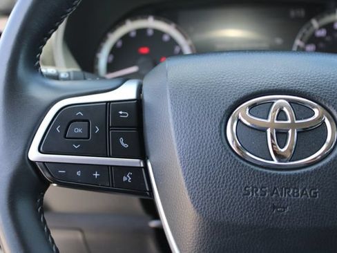 Used 2024 Toyota Highlander LE AWD/4WD image 20