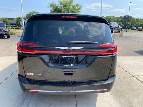 Used 2023 Chrysler Pacifica Touring-L FWD image 4