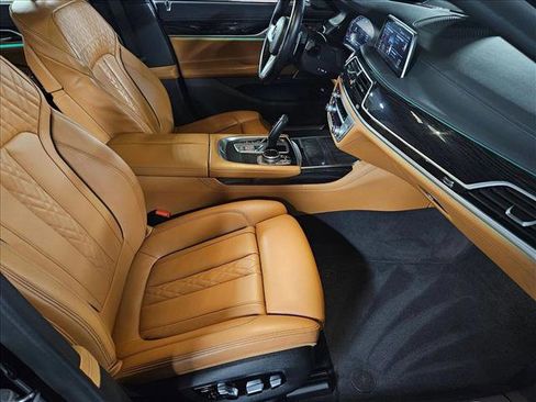 Used 2022 BMW 740i w/ M Sport Package image 21
