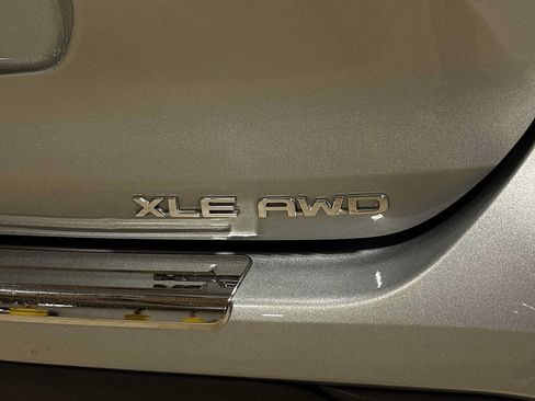 Used 2021 Toyota Highlander XLE AWD/4WD image 28