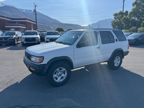 Used 1997 Nissan Pathfinder LE AWD/4WD image 1