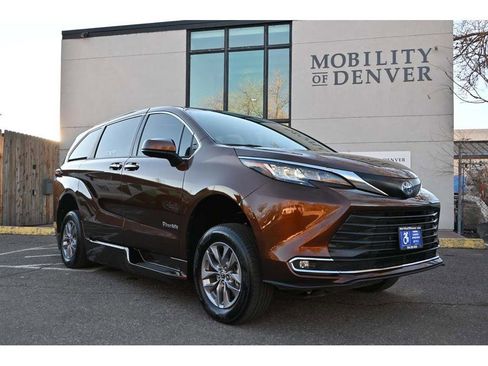 Used 2022 Toyota Sienna XLE image 3