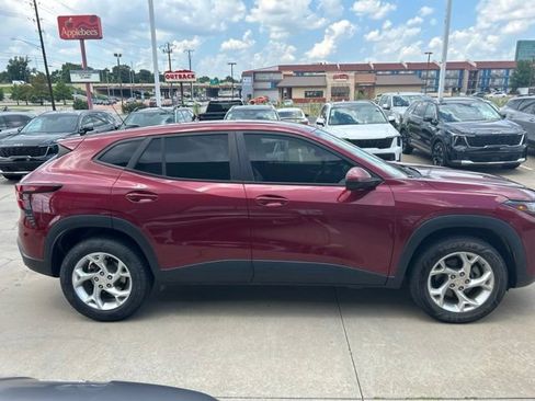 Used 2024 Chevrolet Trax LS w/ LS Convenience Package FWD image 2