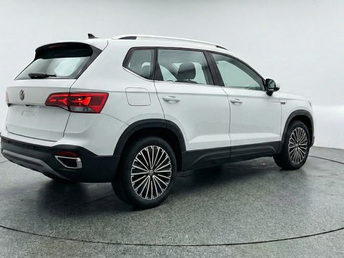 Used 2025 Volkswagen Taos SE image 9