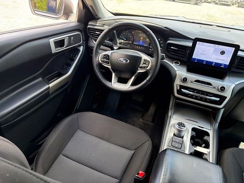 Used 2023 Ford Explorer XLT AWD/4WD image 19