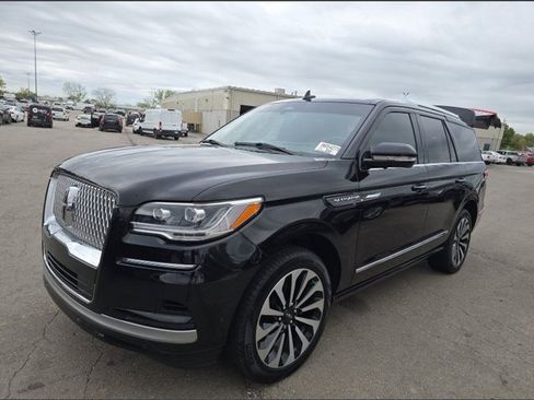 Used 2024 Lincoln Navigator Reserve image 3