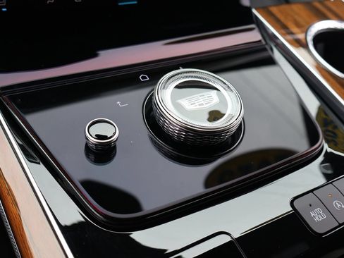 Certified 2025 Cadillac Escalade Premium Luxury Platinum w/ LPO, Floor Liner Package AWD/4WD image 32