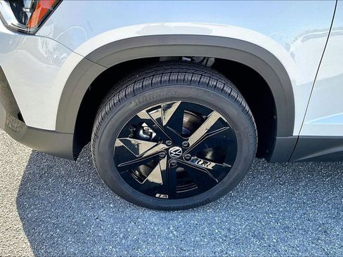 New 2026 Volkswagen Taos SE FWD image 13