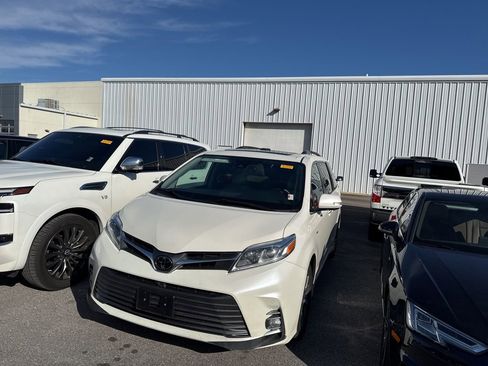 Used 2020 Toyota Sienna Limited Premium image 2