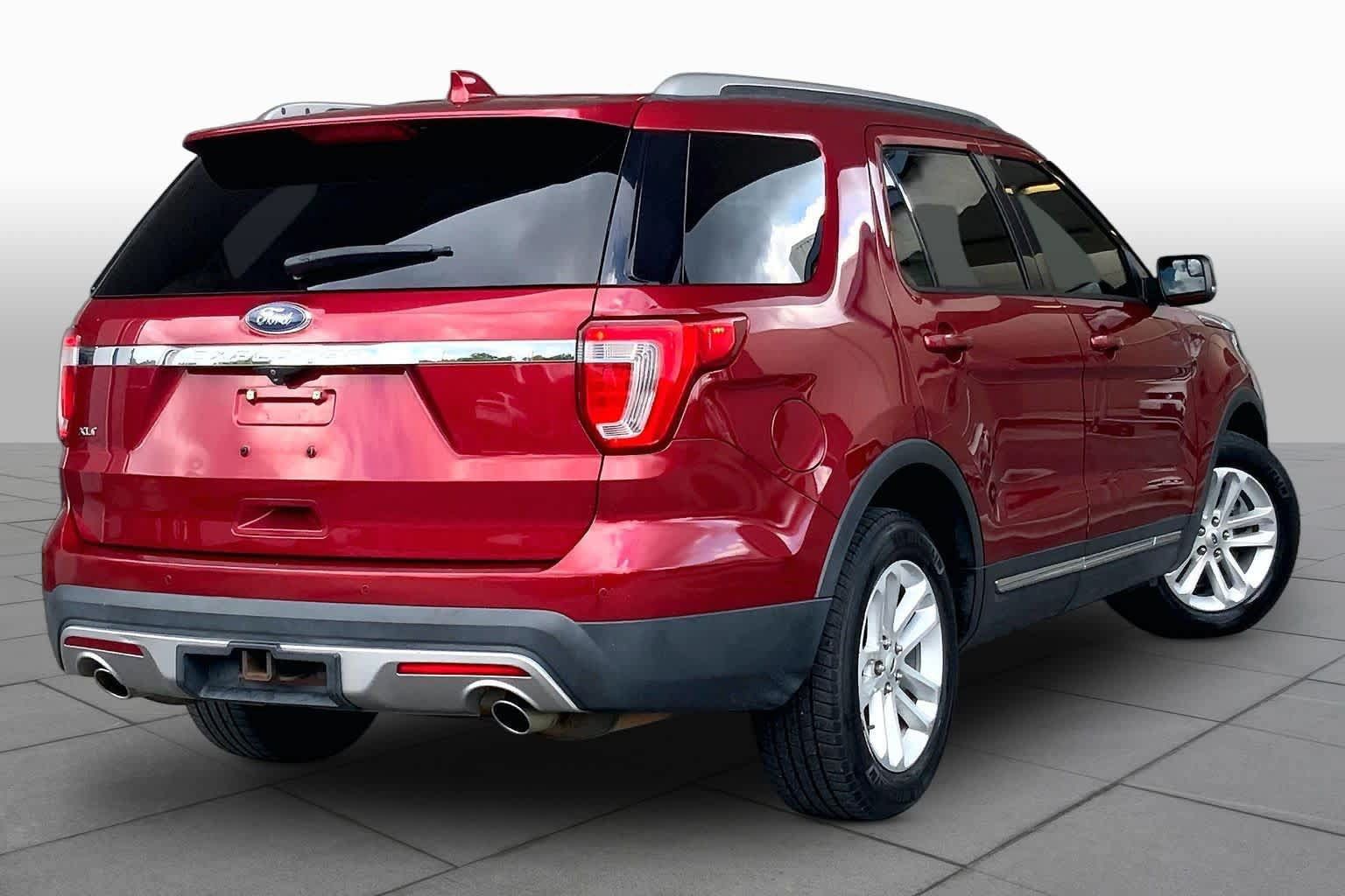 Used 2017 Ford Explorer XLT FWD image 12