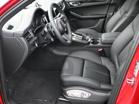 Certified 2025 Porsche Macan image 5