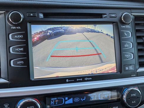 Used 2019 Toyota Highlander SE image 26