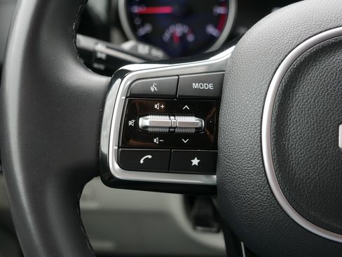 Used 2024 Kia Carnival EX FWD image 31
