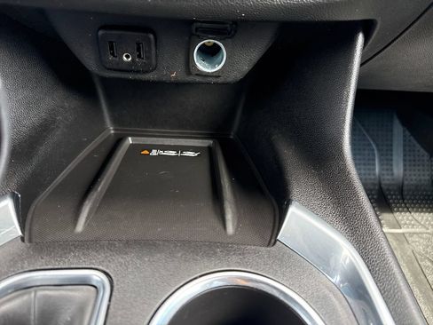 Used 2022 Chevrolet Traverse LT FWD image 32
