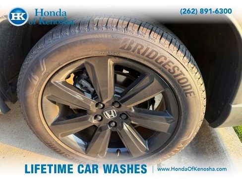 Used 2025 Honda Pilot Black Edition image 3