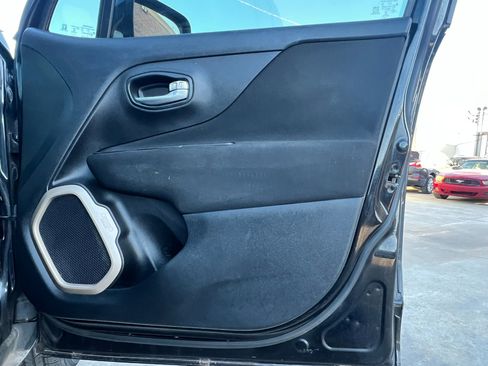 Used 2016 Jeep Renegade Latitude w/ Popular Equipment Group image 25