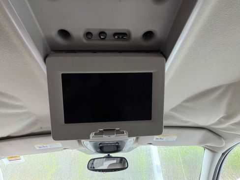 Used 2007 Chrysler Town & Country Limited FWD image 14