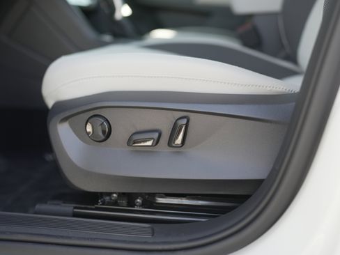 New 2025 Volkswagen Taos SE image 26