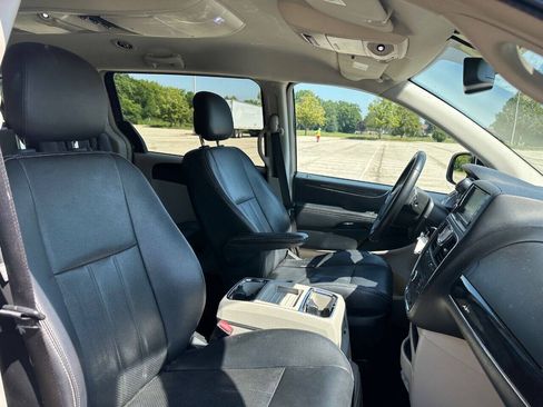 Used 2012 Chrysler Town & Country Touring w/ Entertainment Group #1 FWD image 22
