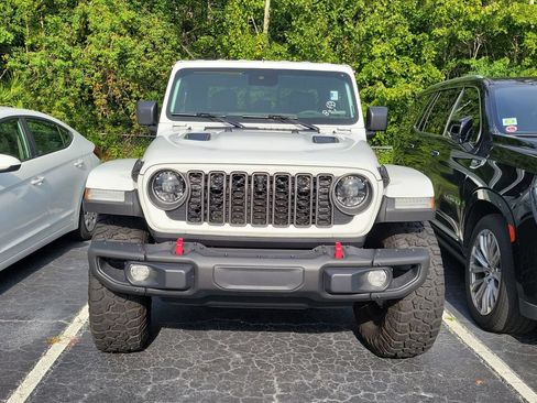 Used 2025 Jeep Gladiator Rubicon AWD/4WD image 2