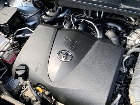 Used 2021 Toyota Highlander XLE AWD/4WD image 33